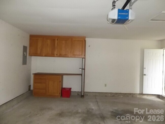 Building Photo - 115 W Bank Dr