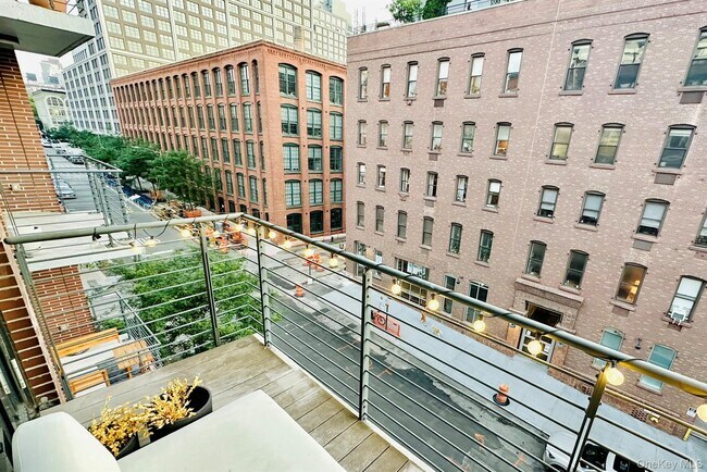 Building Photo - 47 Bridge St