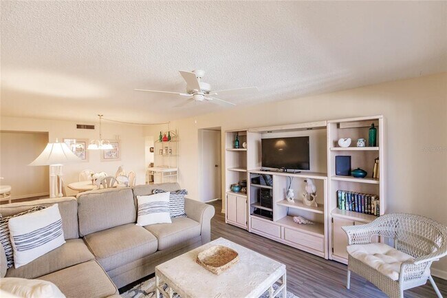 Building Photo - 1055 W Peppertree Dr