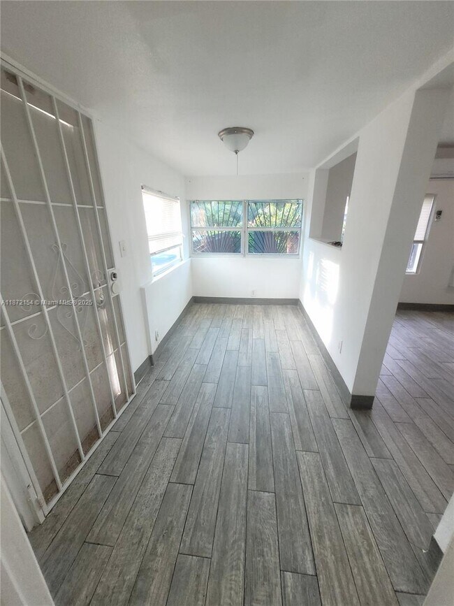 Building Photo - 5720 NE Miami Pl