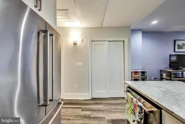 Building Photo - 819 D St NE