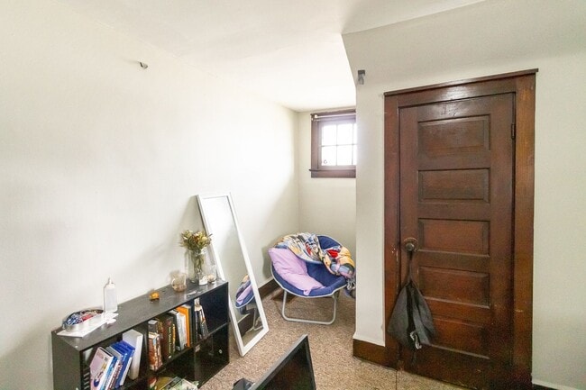 Building Photo - Close to Campus