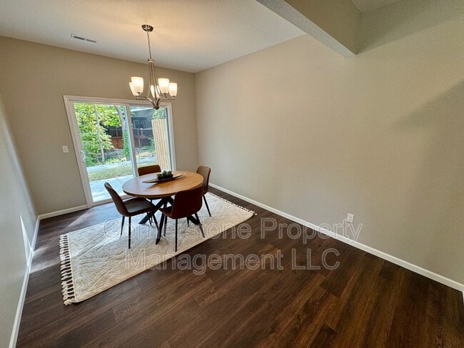 Building Photo - 801 Highland Dr