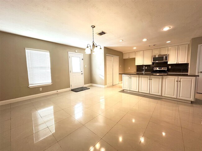 Building Photo - 423 Lee Dr