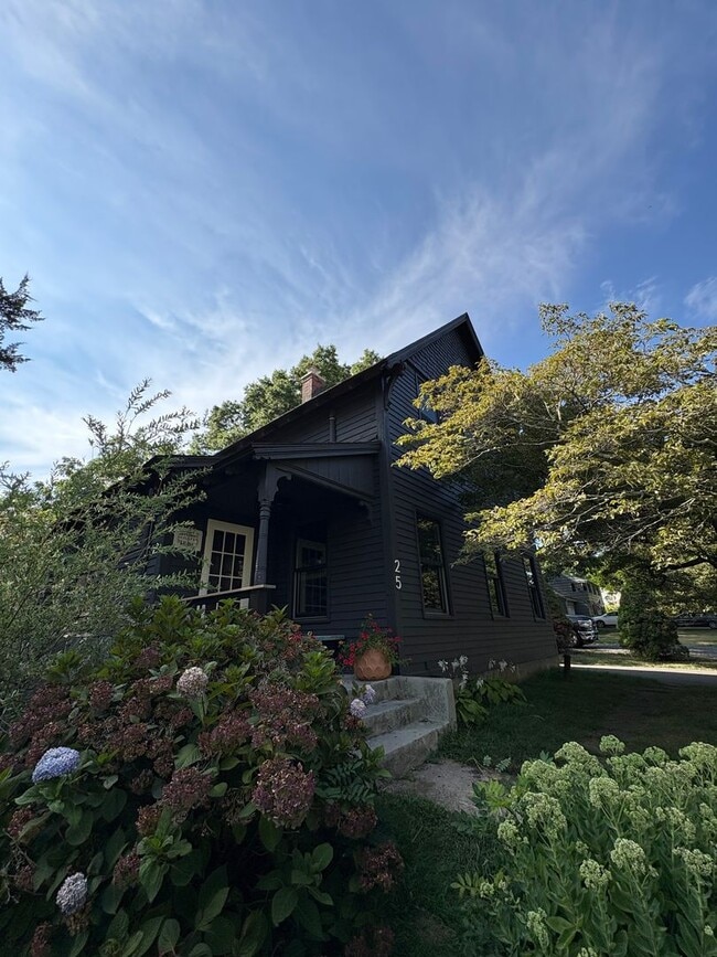 Building Photo - Cozy 3-Bedroom 1.5 -Bathroom Home with Fen...