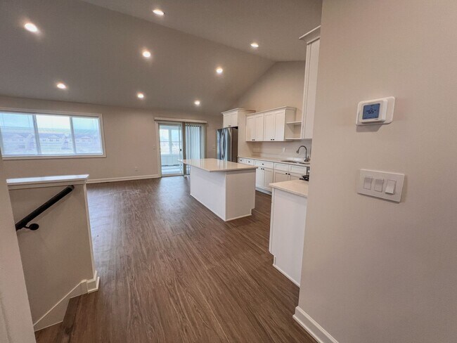 Building Photo - 3 Bedroom Lookout