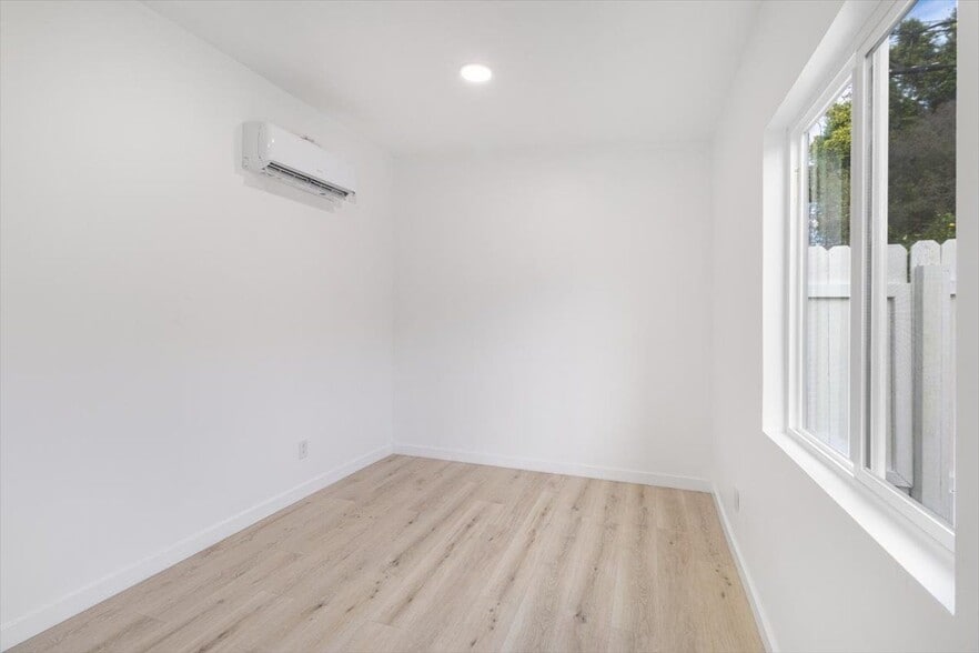 Building Photo - 2101 E 63rd St