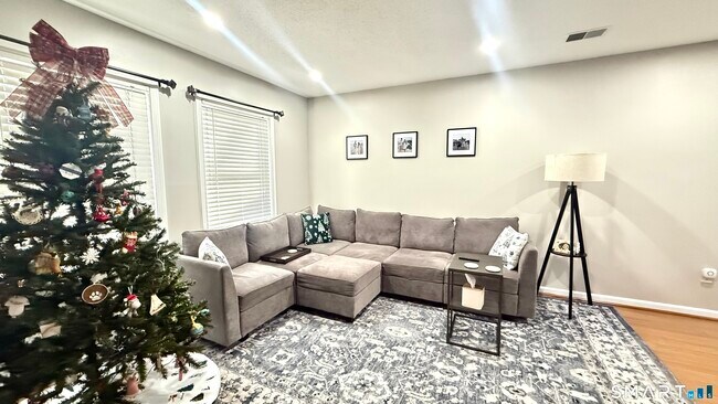 Building Photo - 16 Maple St