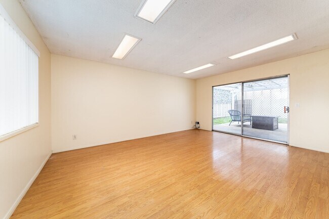 Building Photo - Charming Single-Story 3-Bed Home with Pool in Camarillo