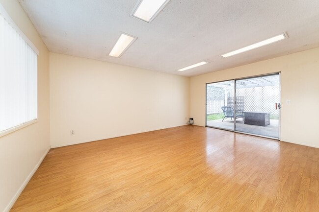 Building Photo - Single-Story 3 Bedroom Home with Pool in Camarillo