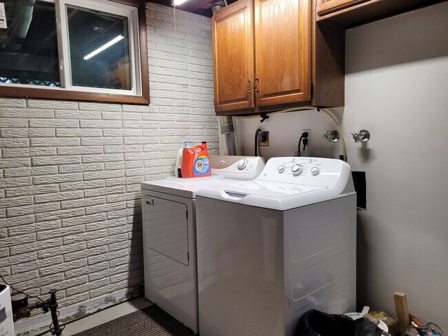 Building Photo - Coralville 4 bedroom 2.5 bath, 2 stall attached garage, fenced yard!