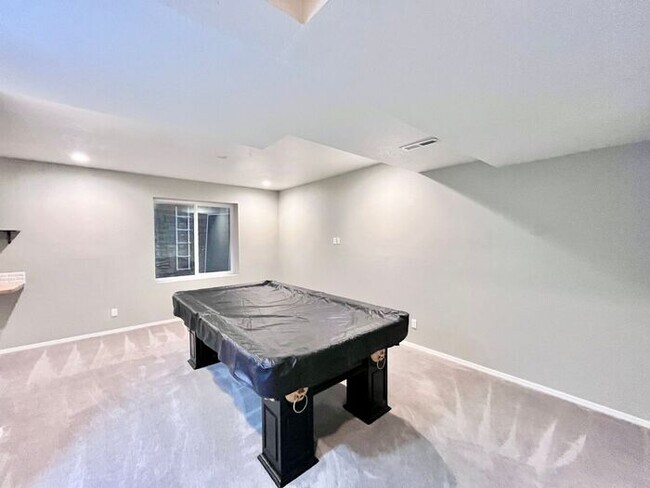 Building Photo - Charming Two-Story Home for Rent in the De...
