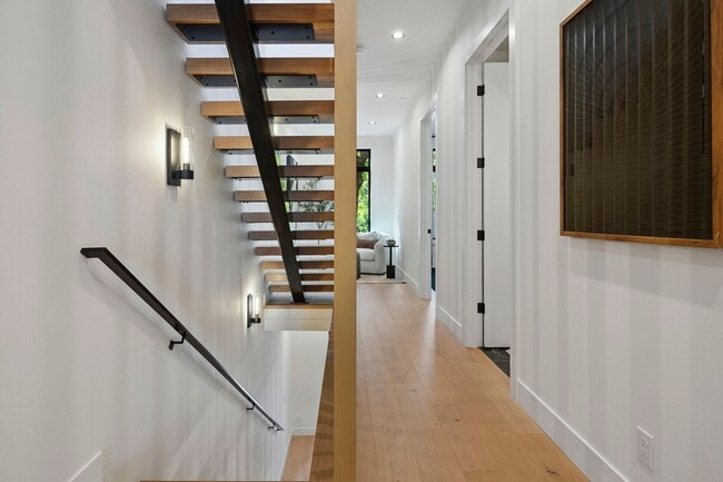 Building Photo - Skyview Townhome: Luxury Living in Lake Oswego's Premier First Addition Neighborhood