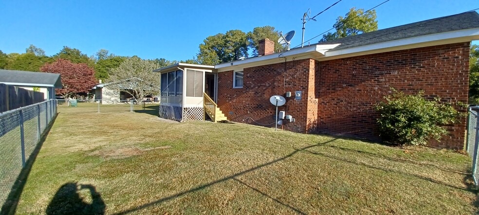 Building Photo - 206 S Hillcrest Dr