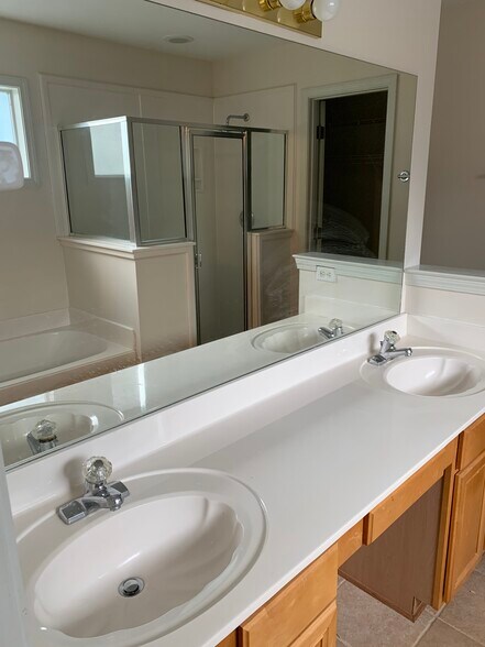 Building Photo - 1124 Misty Isle Dr