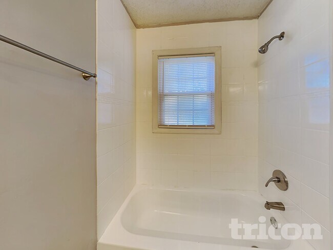Building Photo - 2801 Attaberry Dr