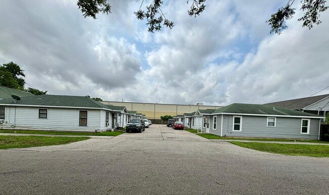 Building Photo - 5000 Noble St