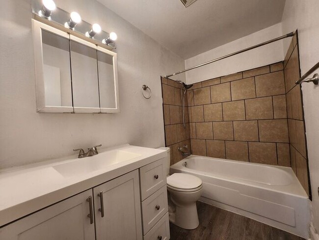 Building Photo - Updated 2-Bed, 1-Bath Apartment – On-Site Laundry | Move-In Special: Get 50% Off Your First Month...