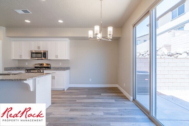Building Photo - Stunning 4 Bedroom Townhome in Hurricane H...