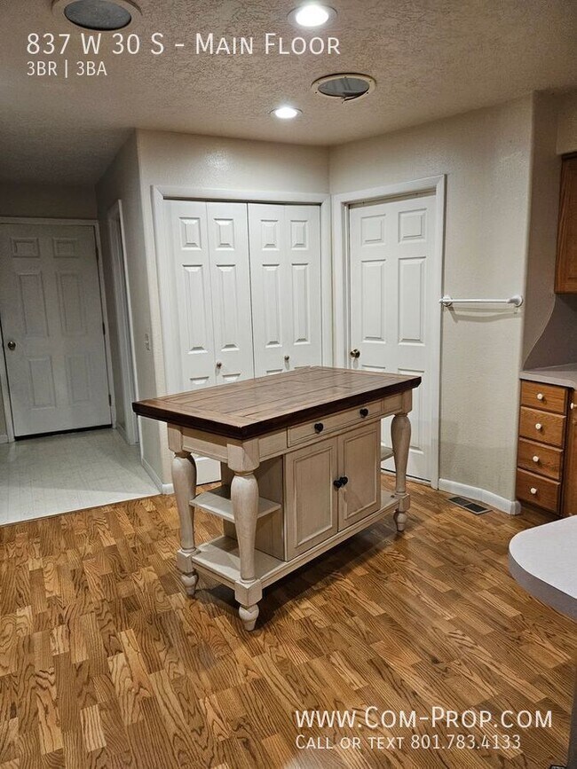 Building Photo - 837 W 30 S St