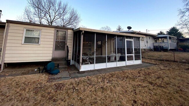 Building Photo - Charming & Comfortable Home in North County St. Louis