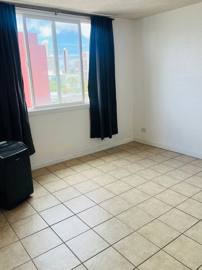 Building Photo - Beautifully Updated 1BR Condo Minutes from Waikiki/Ala Moana