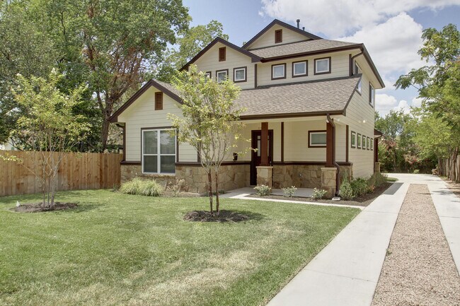 Building Photo - UT PRE-LEASE: Wood Floors, North Campus, Large Living Space, 2011 Construction, Custom High End K...