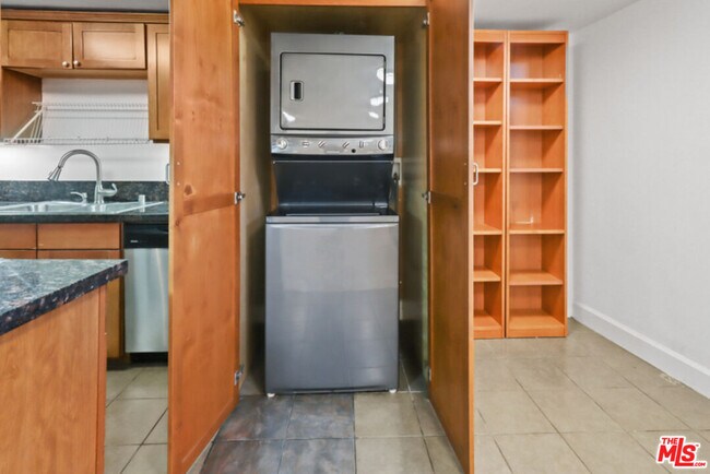 Building Photo - 10982 Roebling Ave