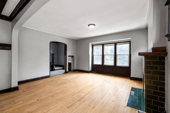 Building Photo - Maryland Upper steps to UWM