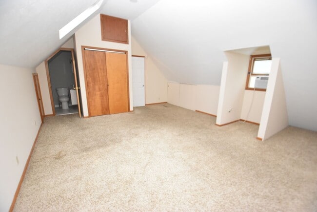 Building Photo - 4 bedroom 2.5 bath South Bend home on larg...