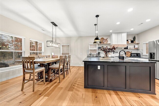 Building Photo - 1433 S Duncan Ave