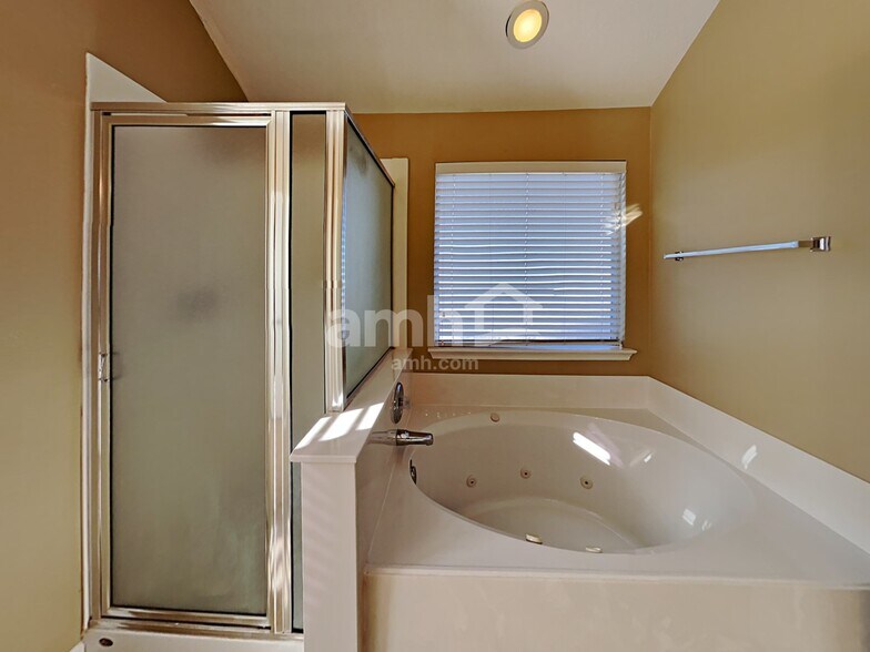 Building Photo - 12403 Fort Dupont Ln