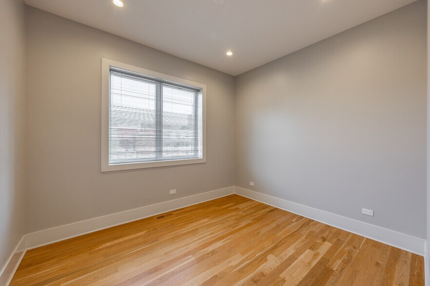 Building Photo - 4139 N Kenmore Ave