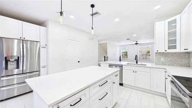 Building Photo - 3175 Bayshore Oaks Dr