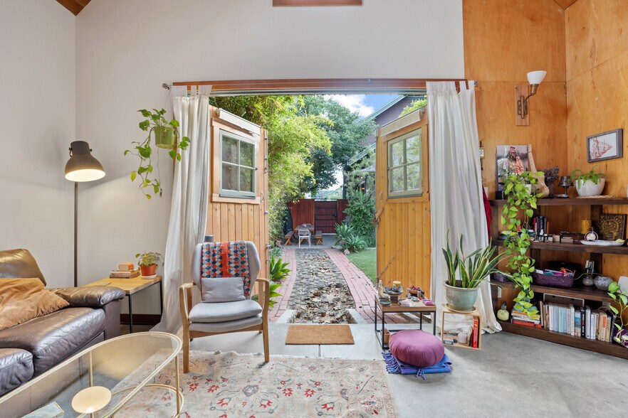 Primary Photo - 1417 Calumet Ave