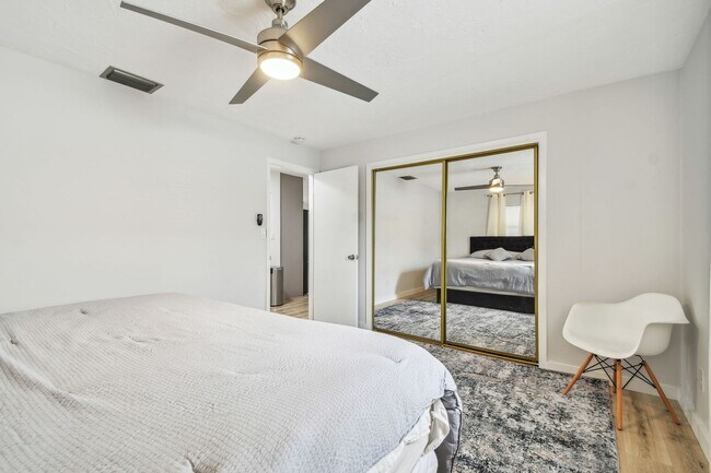 Building Photo - 2 Bedroom 2bathroom with Bonus Room in St....