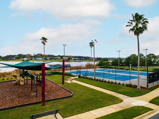 Building Photo - 2 Bedroom, 2 Bath Townhome in Beautiful La...