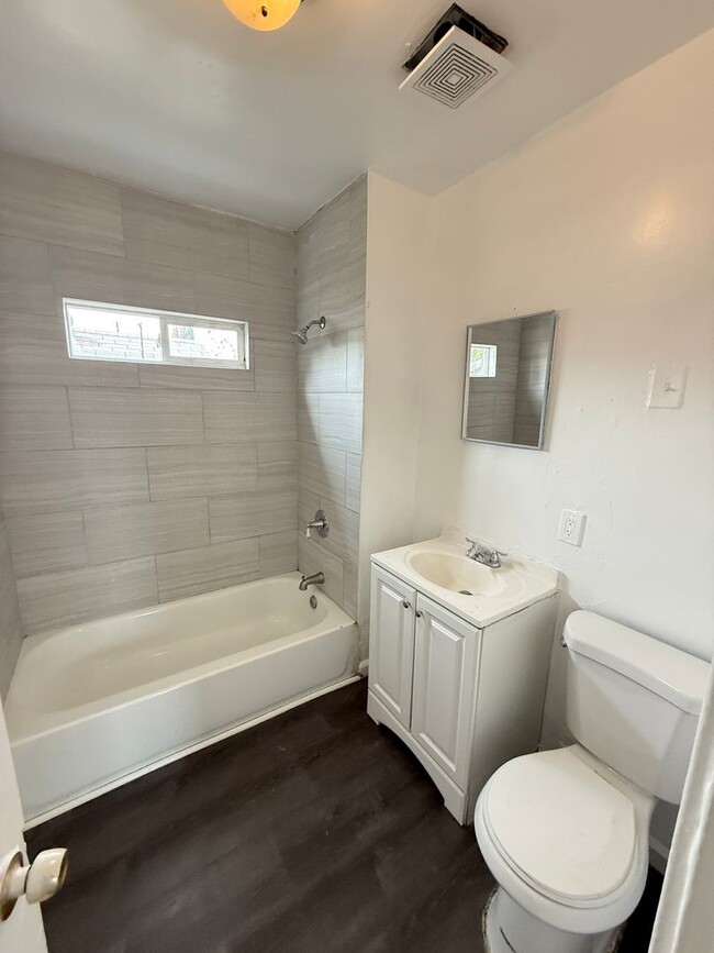 Building Photo - Private 1 Bed, 1 Bath Back Unit with Fresh...