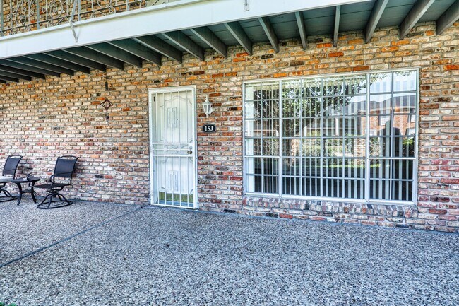 Building Photo - 2201 Fountain View Dr