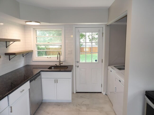 Building Photo - 286 Zandale Dr