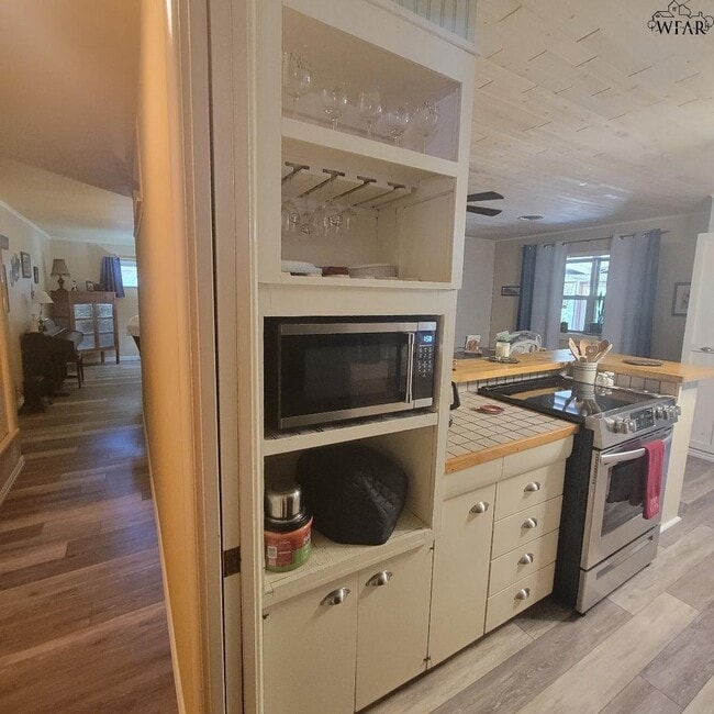Building Photo - 2415 Martin St