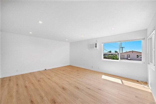 Building Photo - 223 Avenida Victoria