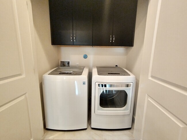 w and d room - 3406 La Branch St