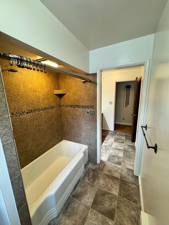 Building Photo - South Hill Cozy 3 bed 2 bath