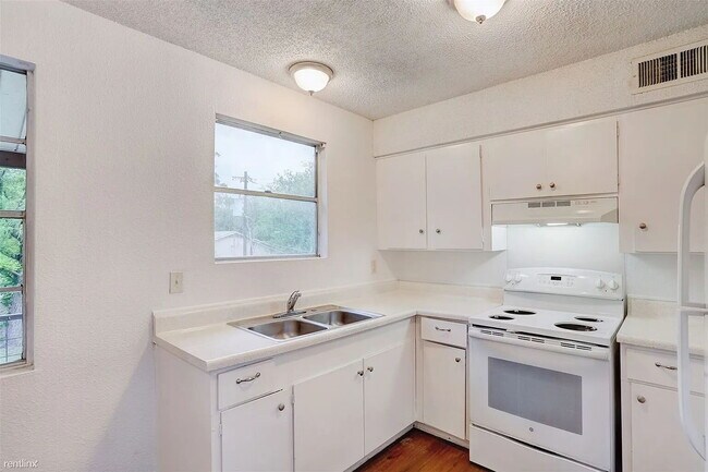 Building Photo - 714 Martindale Rd