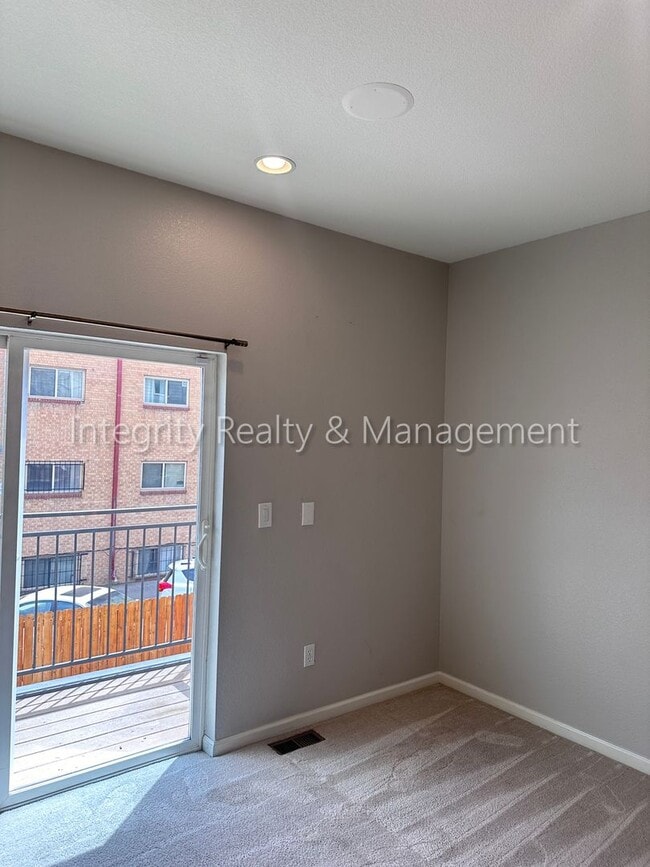 Building Photo - 5 Bed/4 Bath, 2,553 Sqft -1259 N Washingto...