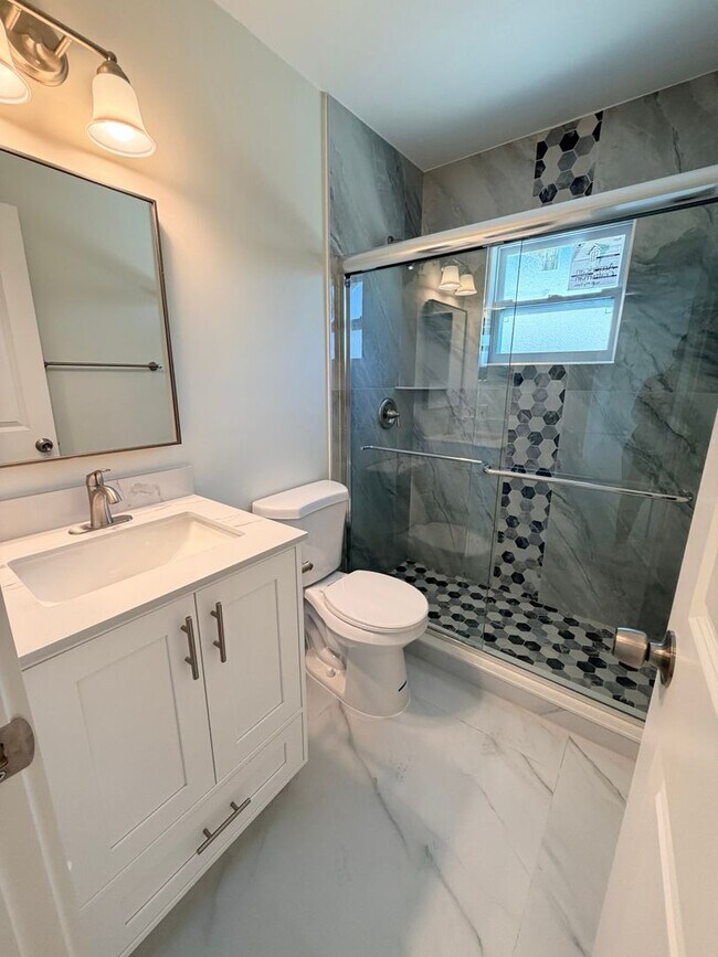 Building Photo - San Carlos Annual Rental 2/1 fully renovated and ready to move in