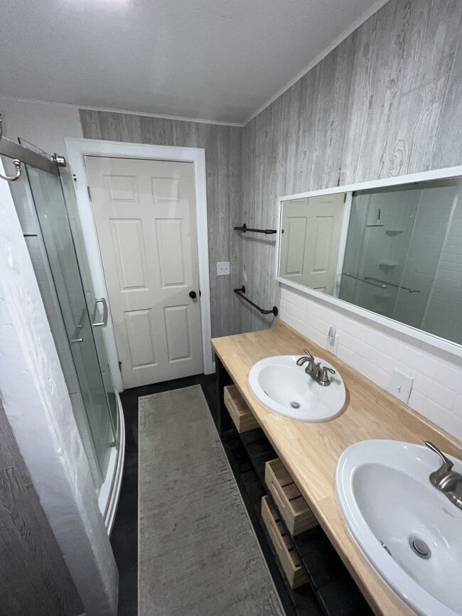 Building Photo - 1910 Hst W 10th St