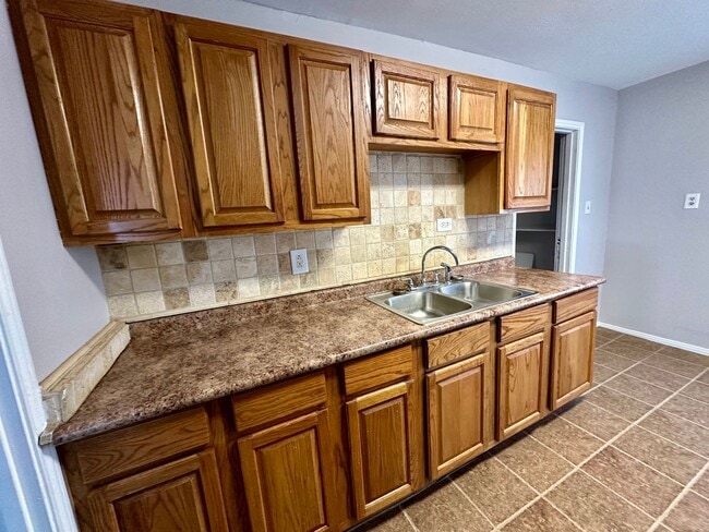 Building Photo - Spacious 3 bed/1 bath rental - Available Now!