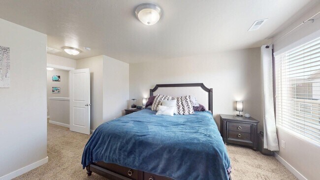 Building Photo - Spacious Townhome - 4 Bedrooms/3 Baths in South Jordan